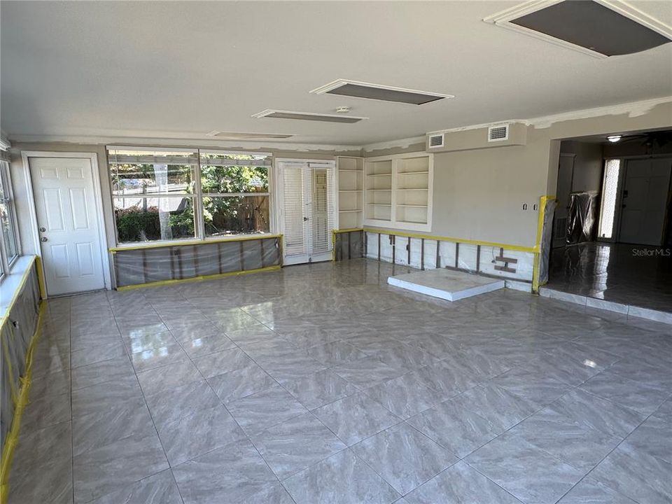 合同活跃: $284,900 (3 贝兹, 2 浴室, 1620 平方英尺)