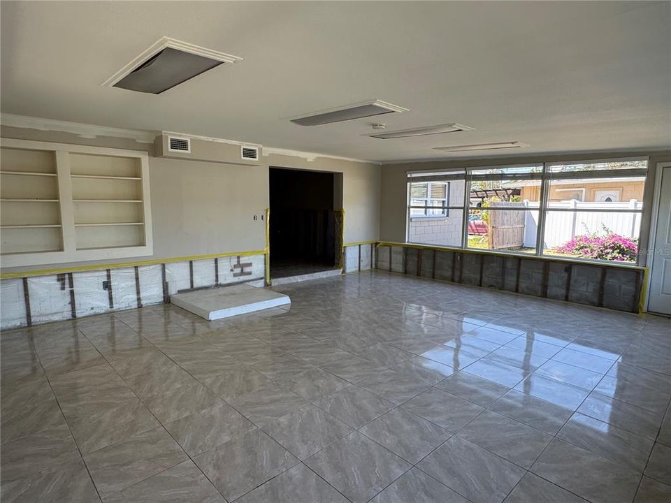 合同活跃: $284,900 (3 贝兹, 2 浴室, 1620 平方英尺)