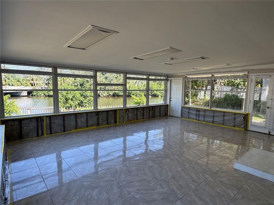 合同活跃: $284,900 (3 贝兹, 2 浴室, 1620 平方英尺)