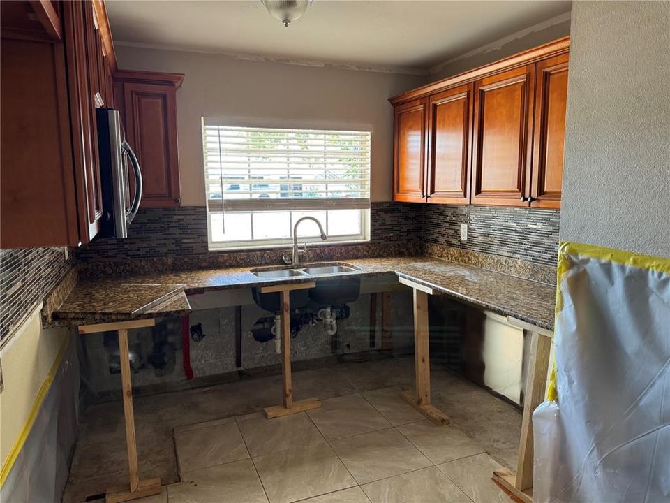 合同活跃: $284,900 (3 贝兹, 2 浴室, 1620 平方英尺)