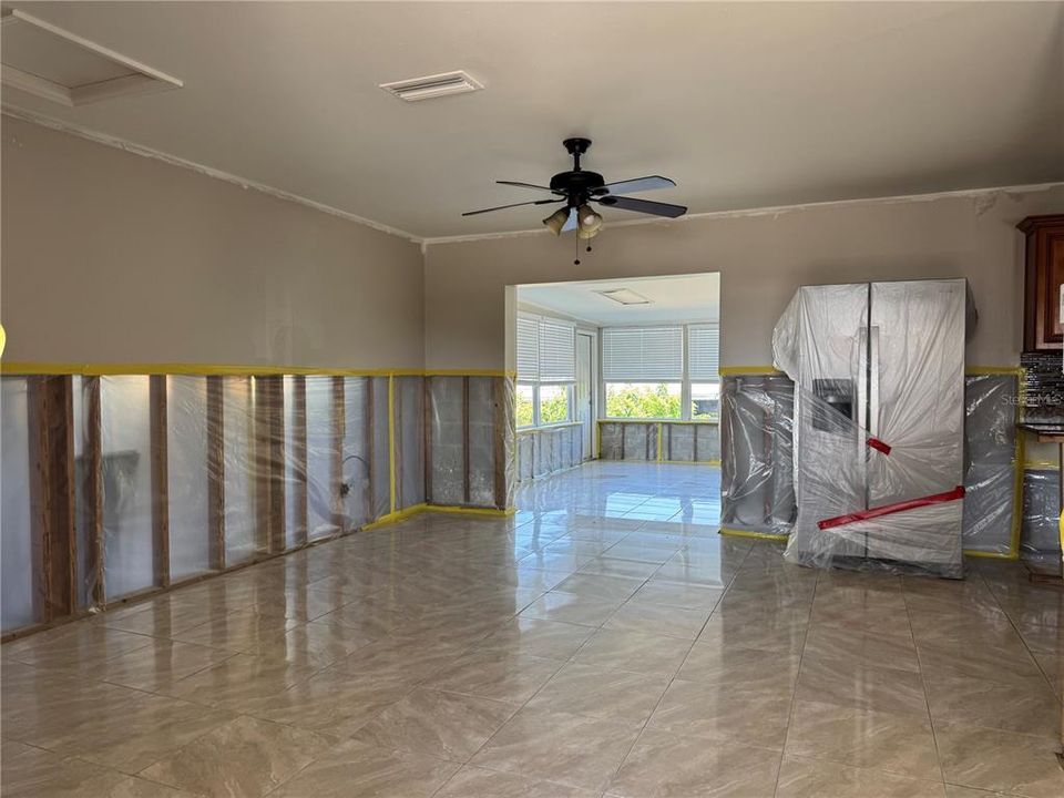 合同活跃: $284,900 (3 贝兹, 2 浴室, 1620 平方英尺)