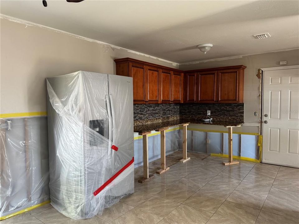 合同活跃: $284,900 (3 贝兹, 2 浴室, 1620 平方英尺)