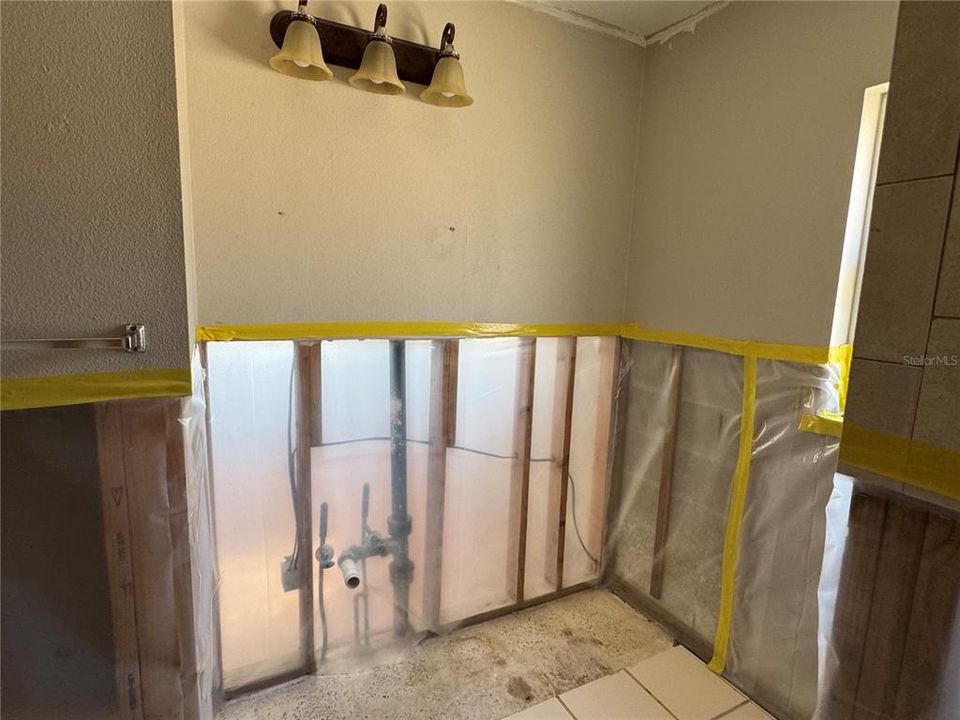 合同活跃: $284,900 (3 贝兹, 2 浴室, 1620 平方英尺)