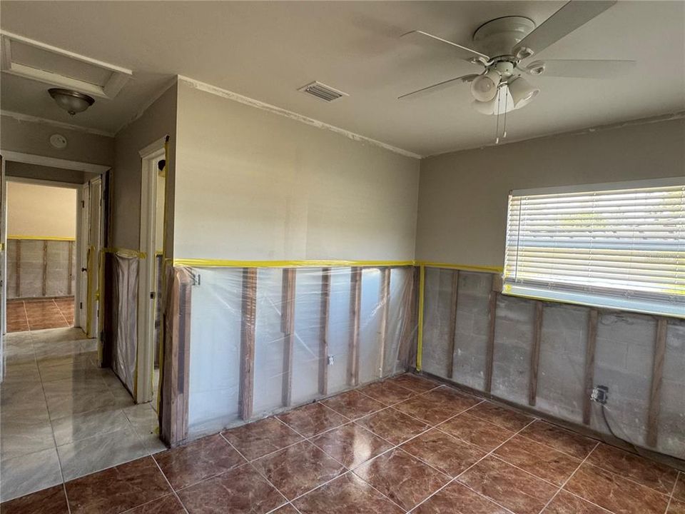 合同活跃: $284,900 (3 贝兹, 2 浴室, 1620 平方英尺)