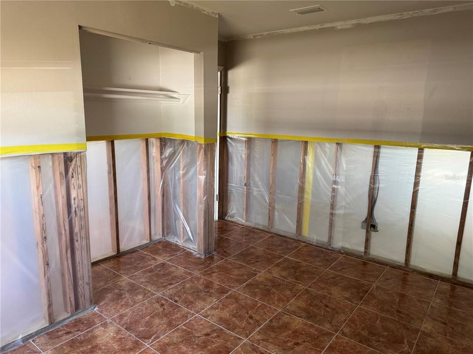 合同活跃: $284,900 (3 贝兹, 2 浴室, 1620 平方英尺)