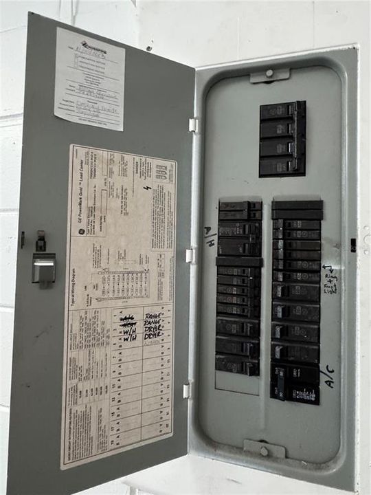 合同活跃: $284,900 (3 贝兹, 2 浴室, 1620 平方英尺)