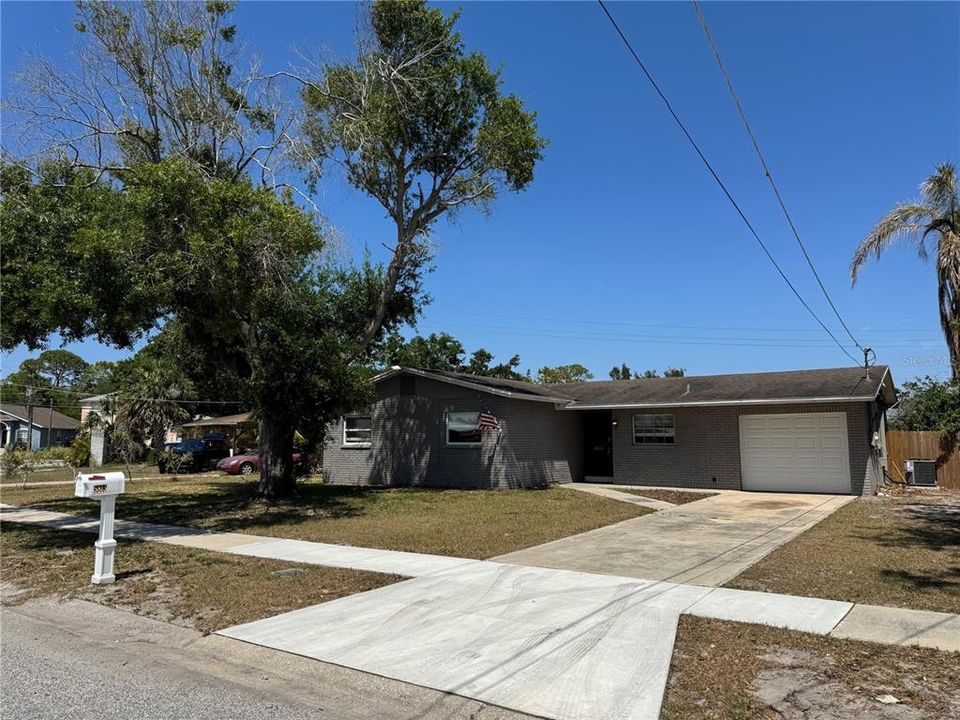 合同活跃: $284,900 (3 贝兹, 2 浴室, 1620 平方英尺)