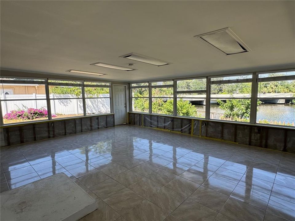 合同活跃: $284,900 (3 贝兹, 2 浴室, 1620 平方英尺)