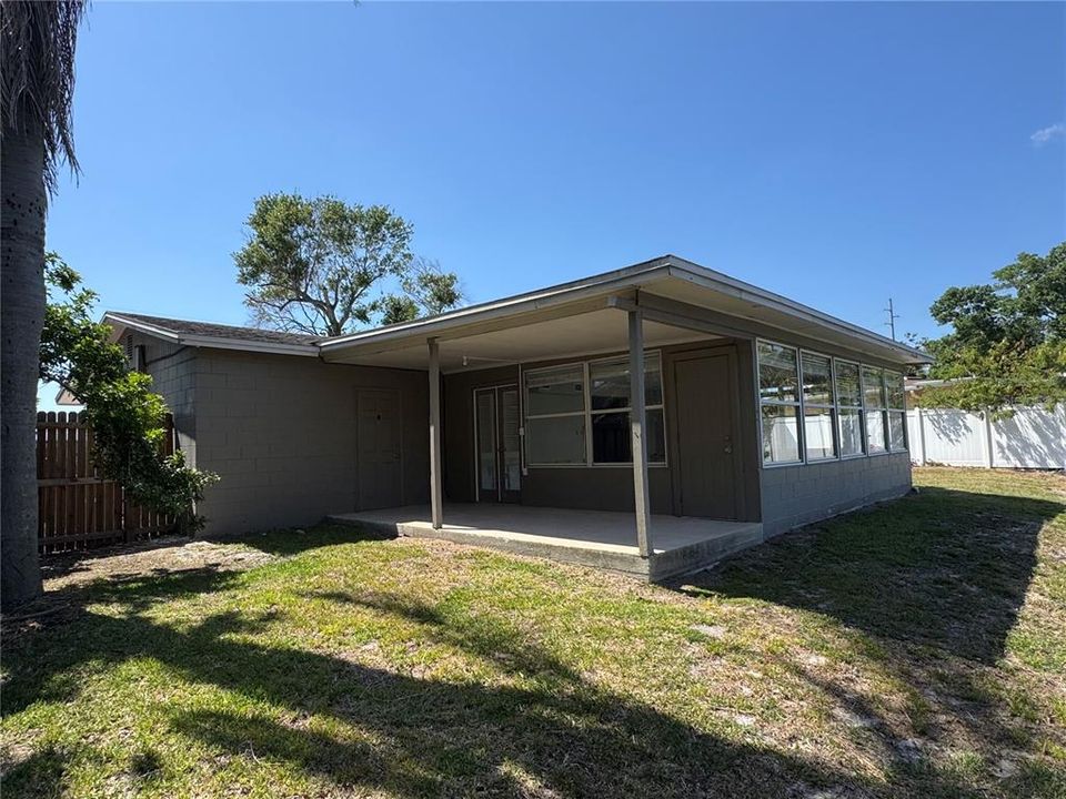 合同活跃: $284,900 (3 贝兹, 2 浴室, 1620 平方英尺)