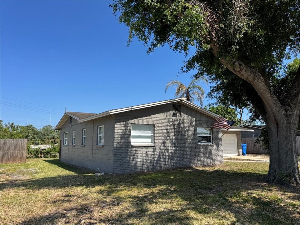 合同活跃: $284,900 (3 贝兹, 2 浴室, 1620 平方英尺)