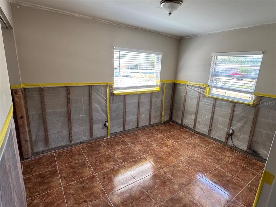 合同活跃: $284,900 (3 贝兹, 2 浴室, 1620 平方英尺)