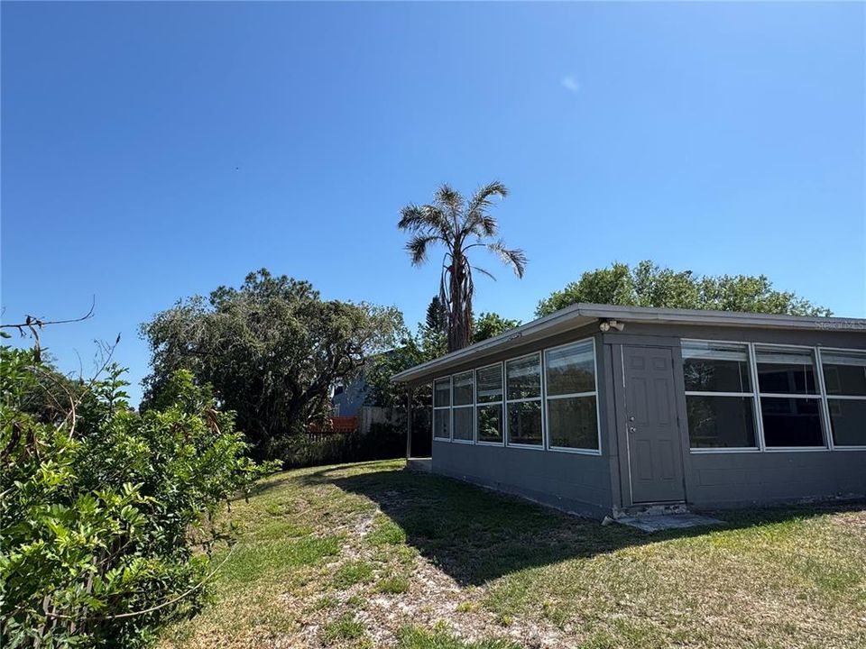 合同活跃: $284,900 (3 贝兹, 2 浴室, 1620 平方英尺)