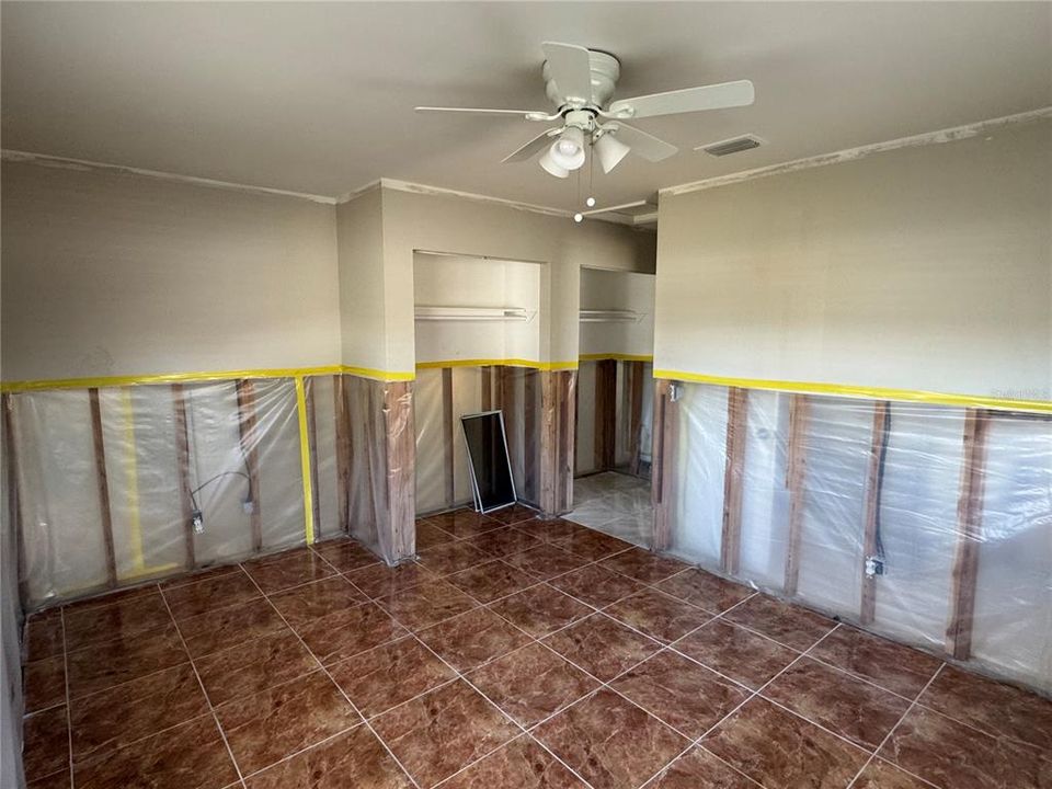 合同活跃: $284,900 (3 贝兹, 2 浴室, 1620 平方英尺)