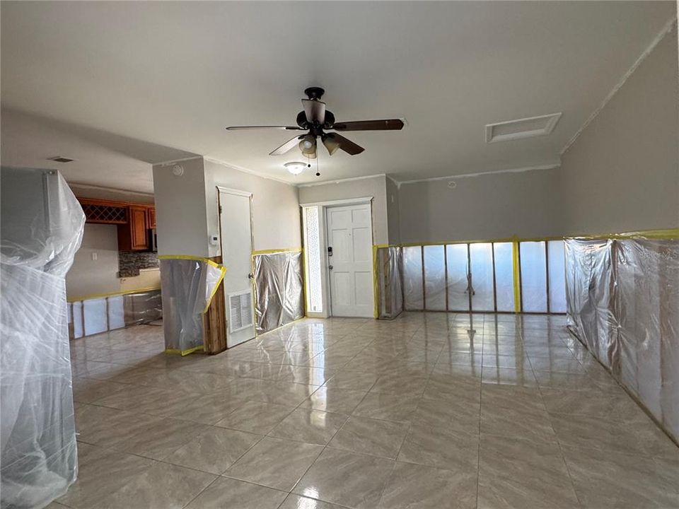 合同活跃: $284,900 (3 贝兹, 2 浴室, 1620 平方英尺)