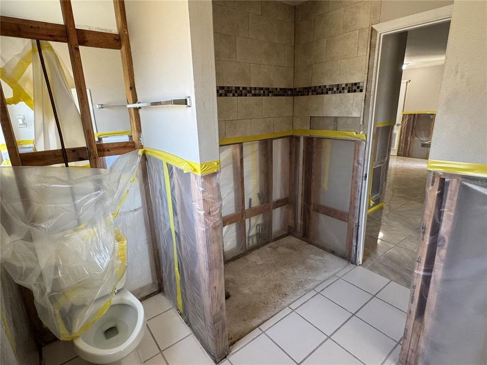 合同活跃: $284,900 (3 贝兹, 2 浴室, 1620 平方英尺)