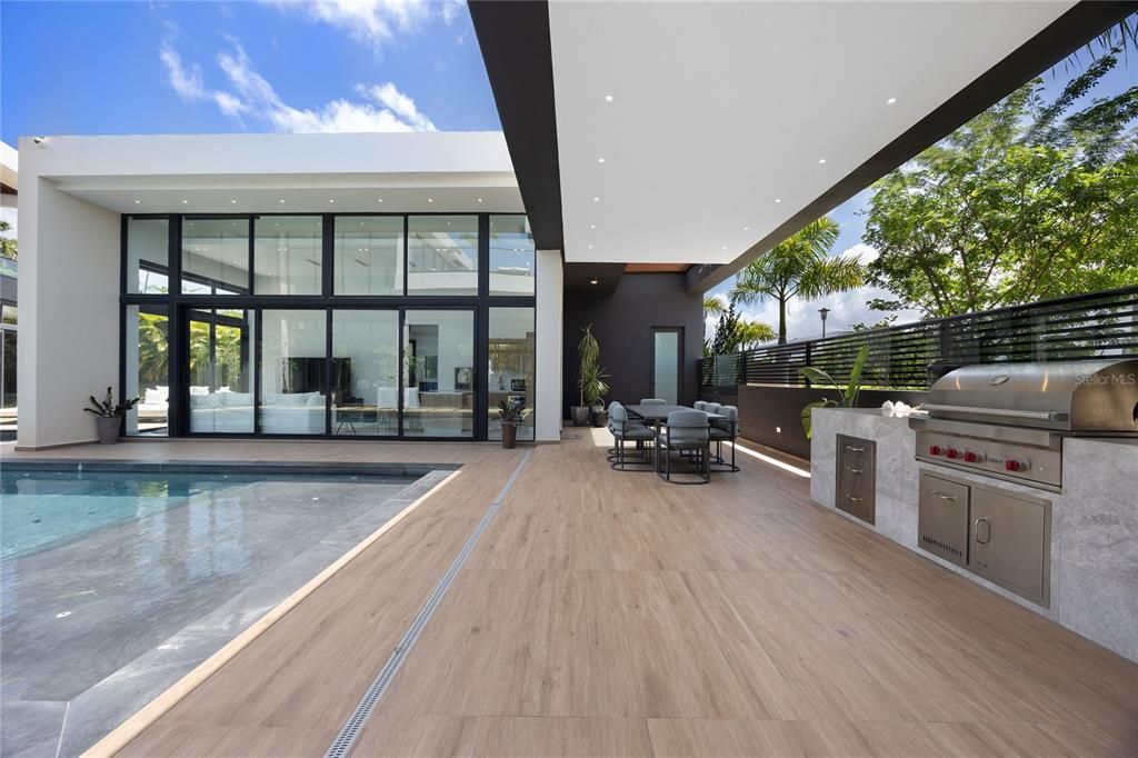 待售: $14,225,000 (6 贝兹, 7 浴室, 9096 平方英尺)