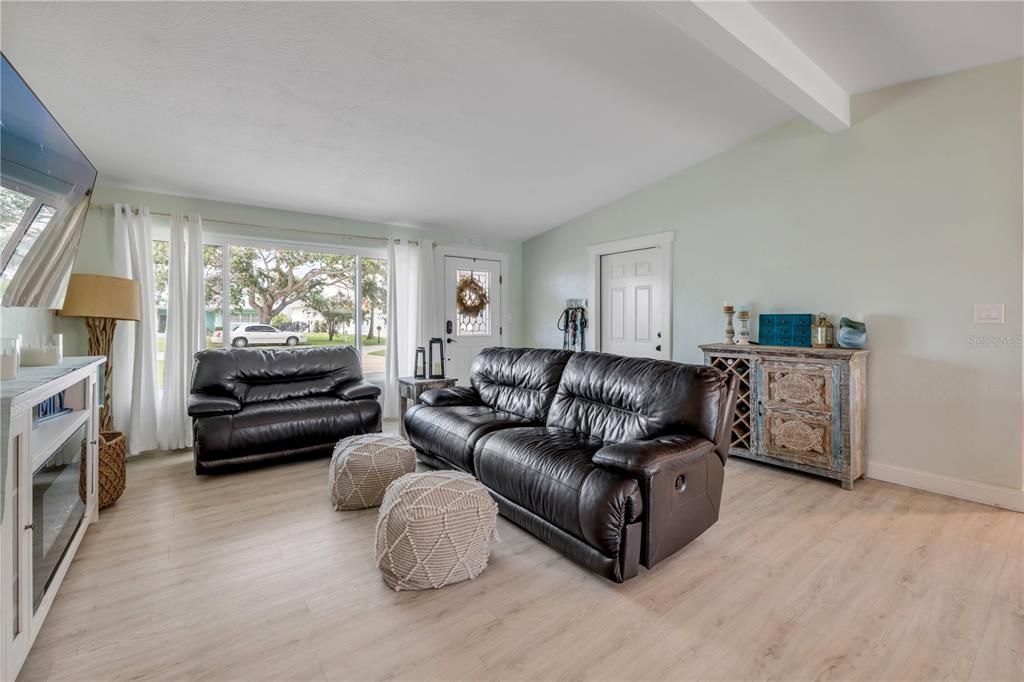 For Sale: $1,345,000 (6 beds, 4 baths, 3661 Square Feet)