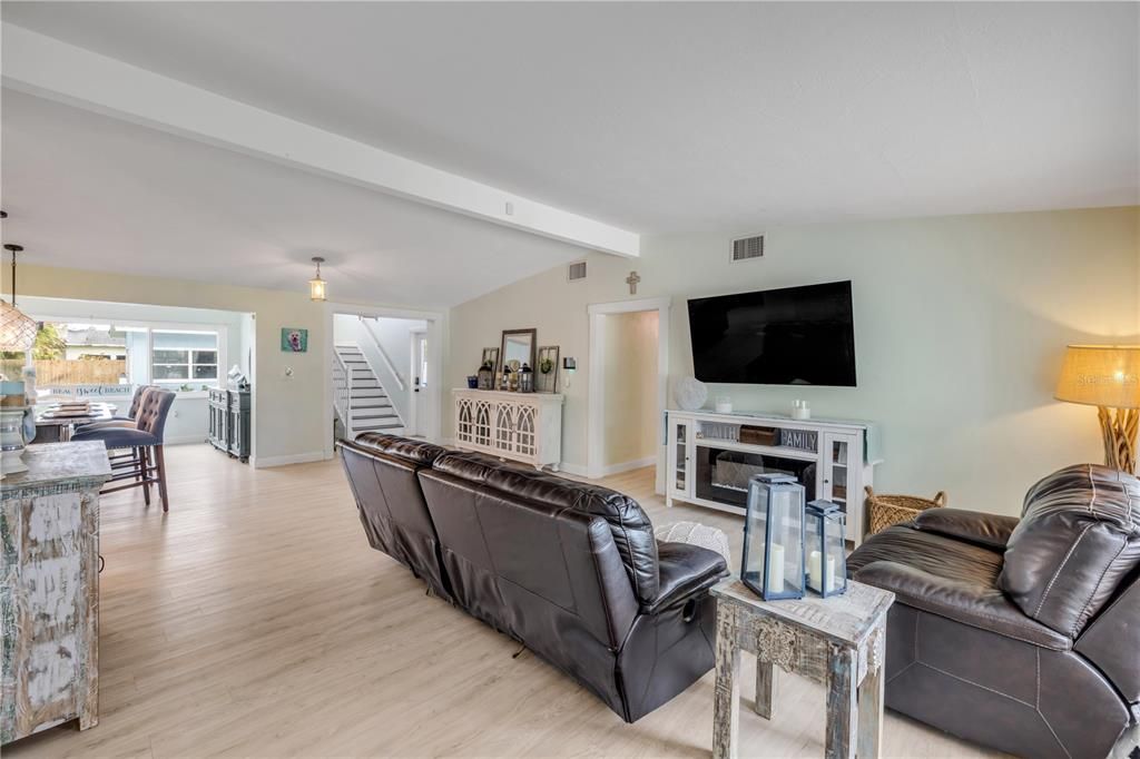 For Sale: $1,345,000 (6 beds, 4 baths, 3661 Square Feet)