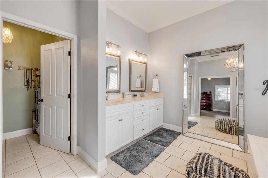 For Sale: $1,345,000 (6 beds, 4 baths, 3661 Square Feet)