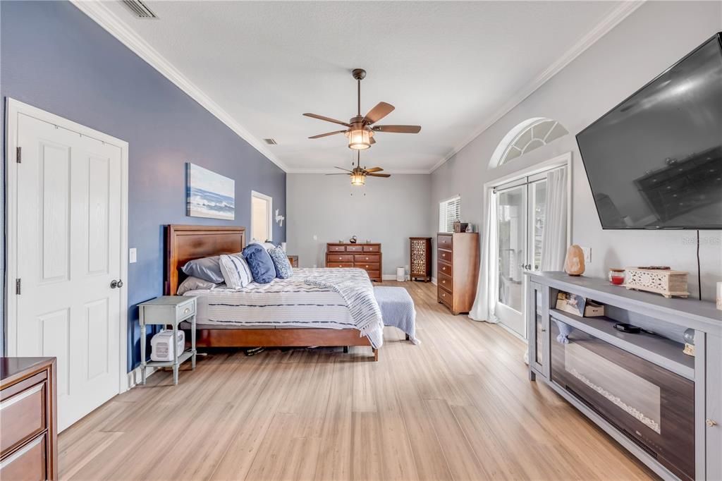 For Sale: $1,345,000 (6 beds, 4 baths, 3661 Square Feet)