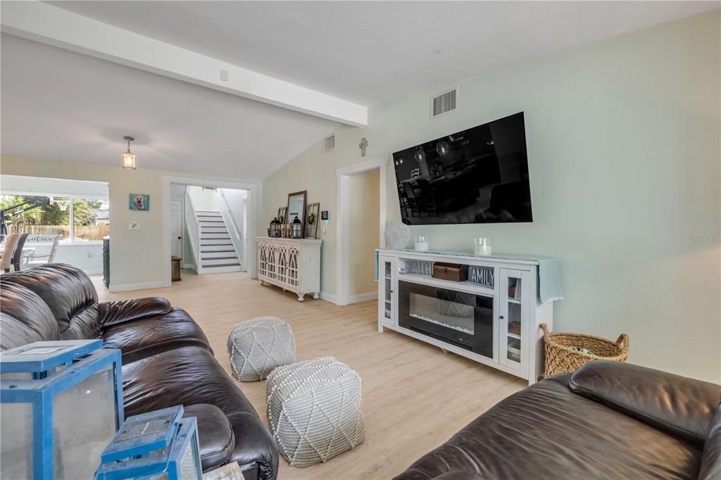 For Sale: $1,345,000 (6 beds, 4 baths, 3661 Square Feet)