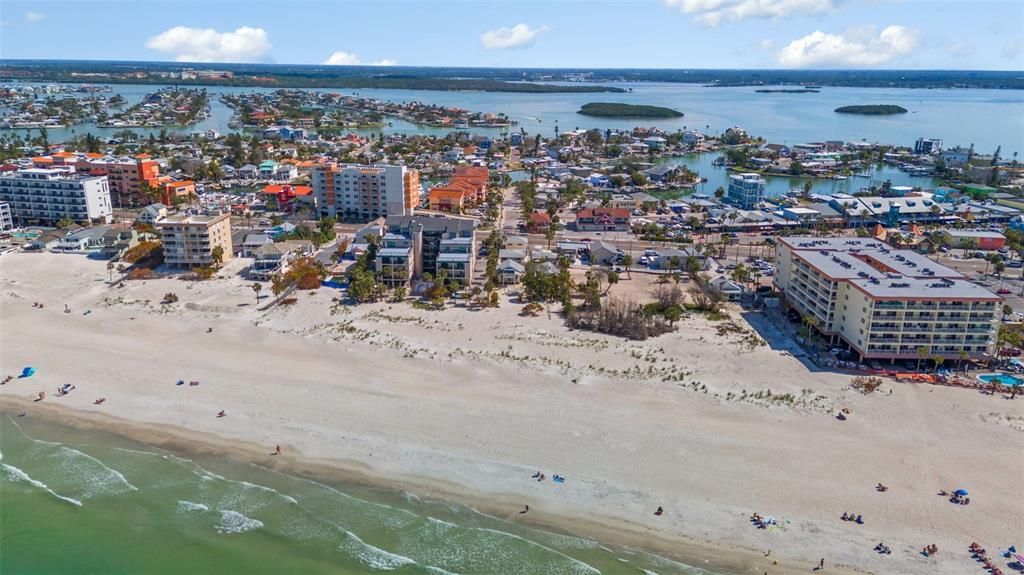 En Venta: $3,000,000 (0.16 acres)