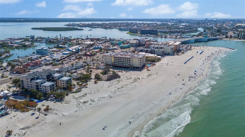 En Venta: $3,000,000 (0.16 acres)