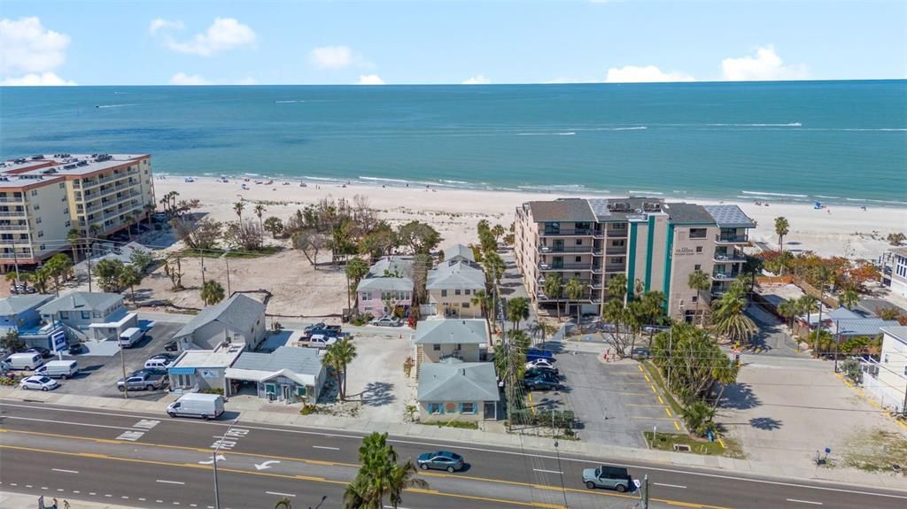 En Venta: $3,000,000 (0.16 acres)