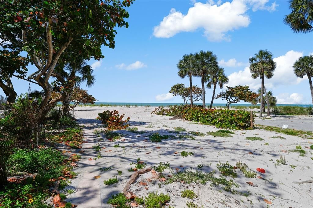 En Venta: $3,000,000 (0.16 acres)