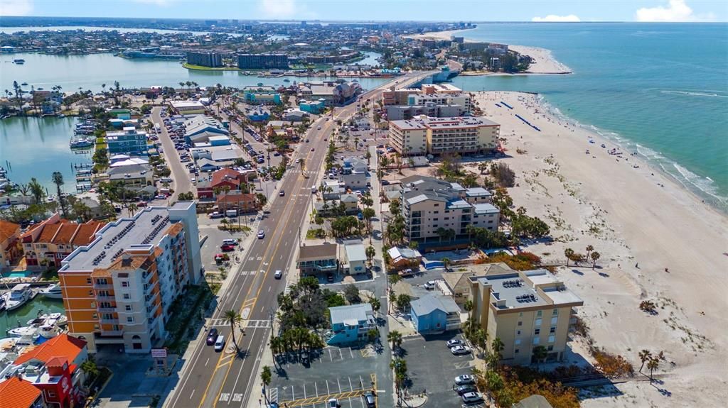 En Venta: $3,000,000 (0.16 acres)