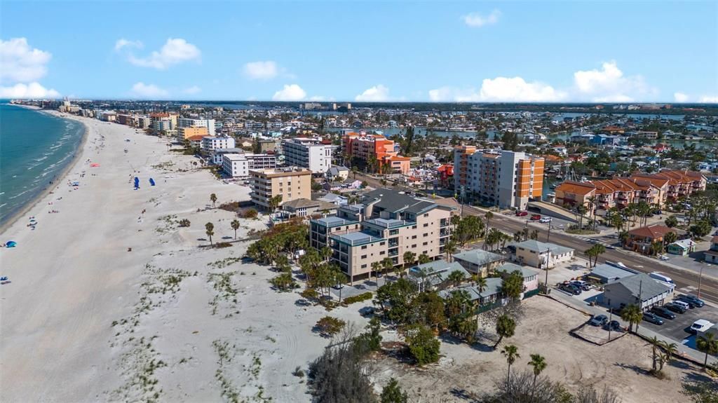 En Venta: $3,000,000 (0.16 acres)