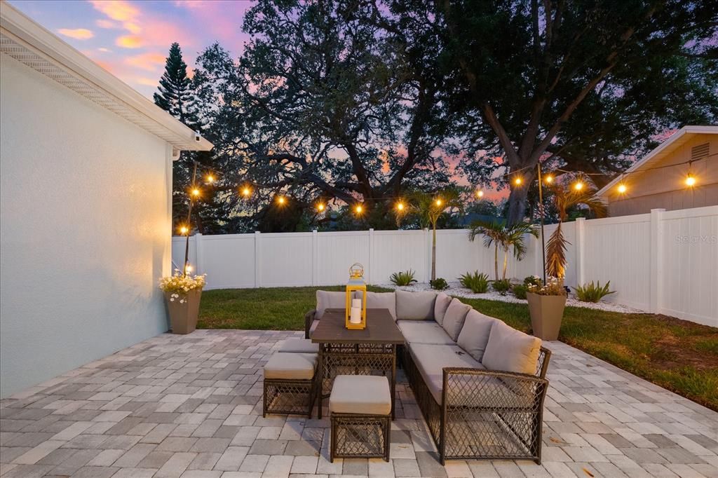 На продажу: $824,995 (4 спален, 2 ванн, 2022 Квадратных фут)