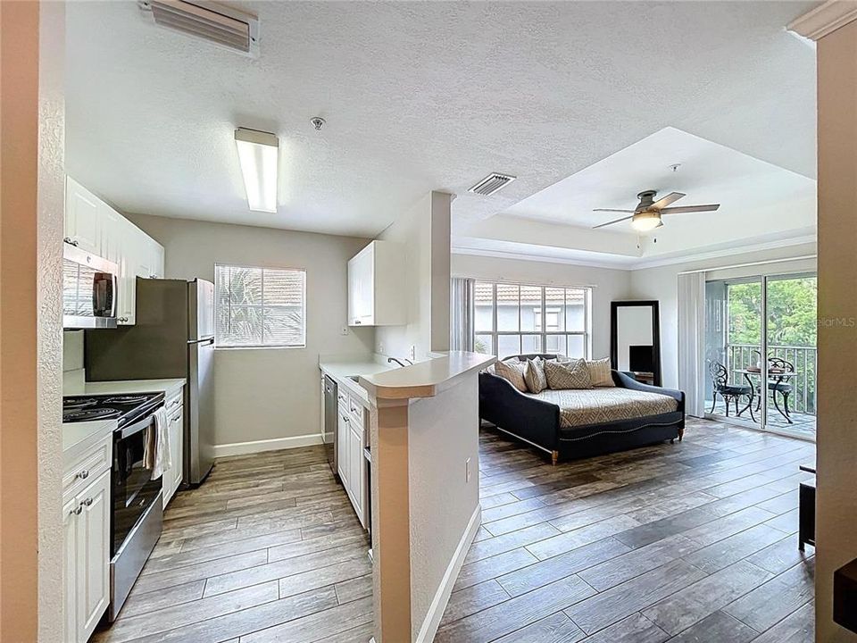 Active With Contract: $168,000 (1 beds, 1 baths, 732 Square Feet)