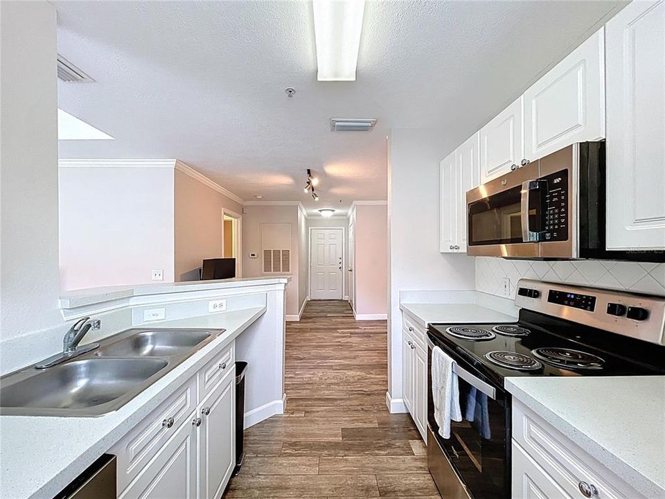 Active With Contract: $168,000 (1 beds, 1 baths, 732 Square Feet)