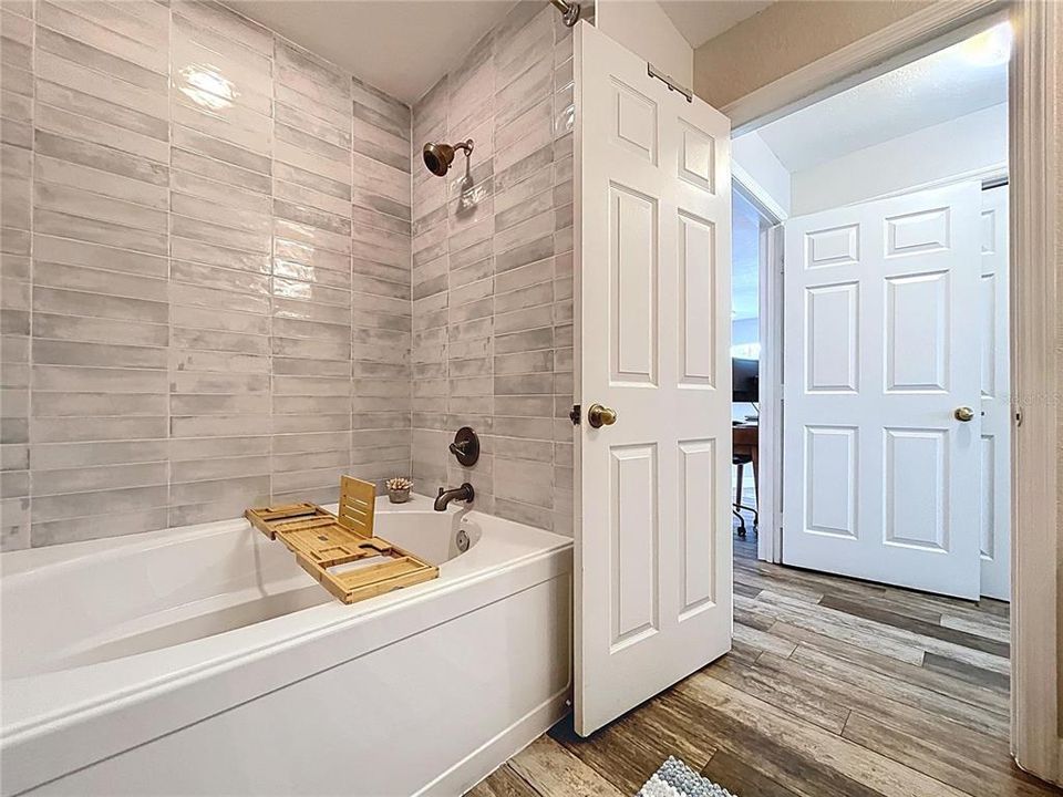 Active With Contract: $168,000 (1 beds, 1 baths, 732 Square Feet)