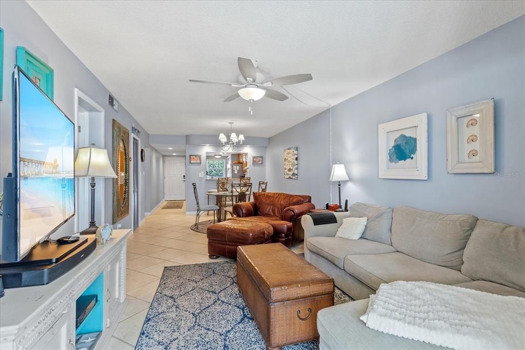 En Venta: $425,000 (2 camas, 2 baños, 1101 Pies cuadrados)