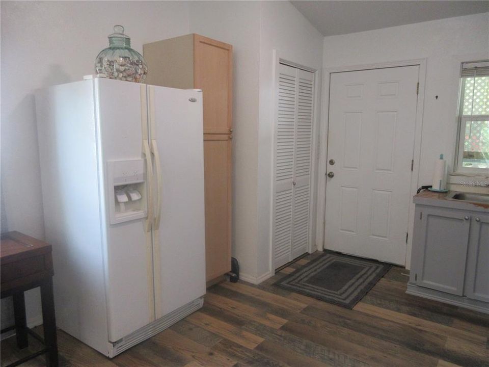 For Sale: $229,000 (2 beds, 1 baths, 960 Square Feet)