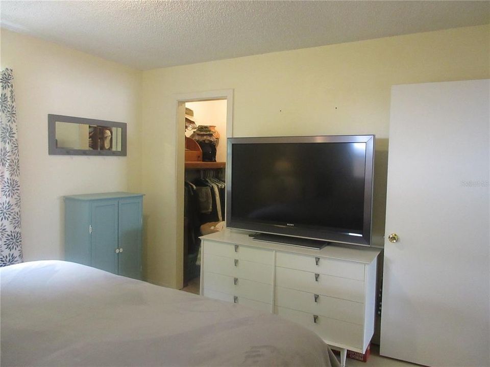 For Sale: $229,000 (2 beds, 1 baths, 960 Square Feet)
