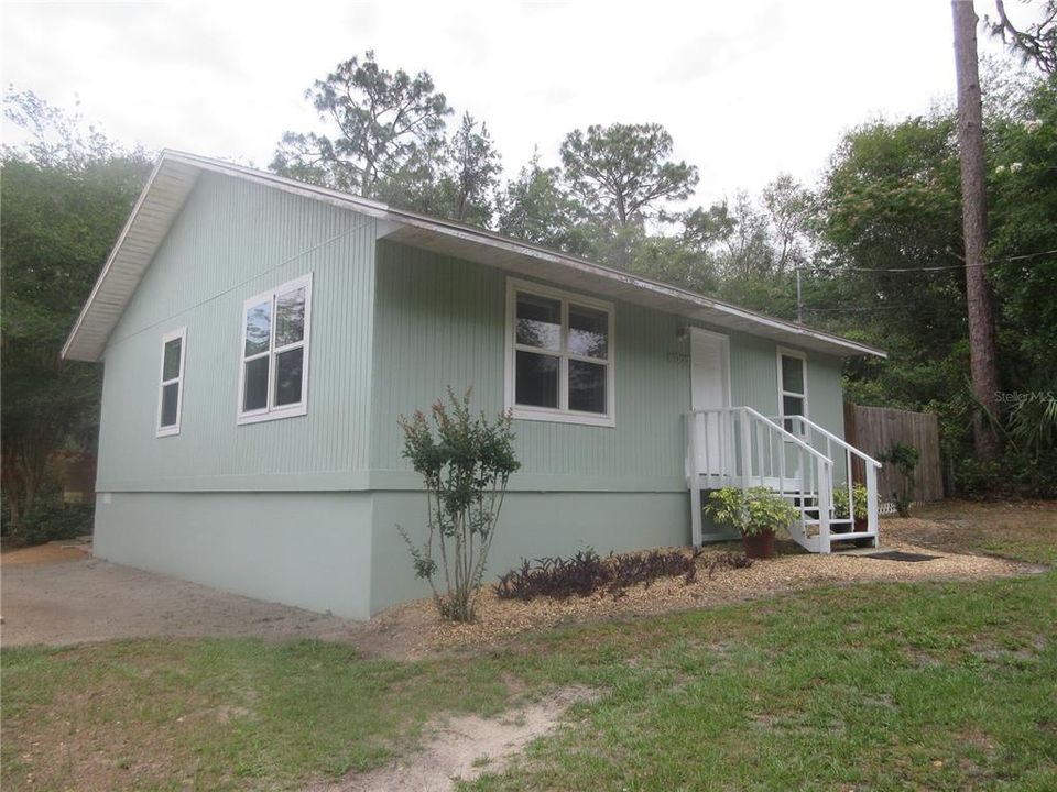 For Sale: $229,000 (2 beds, 1 baths, 960 Square Feet)