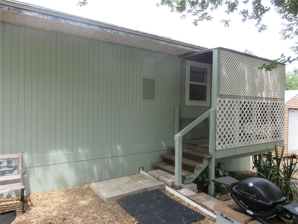 For Sale: $229,000 (2 beds, 1 baths, 960 Square Feet)