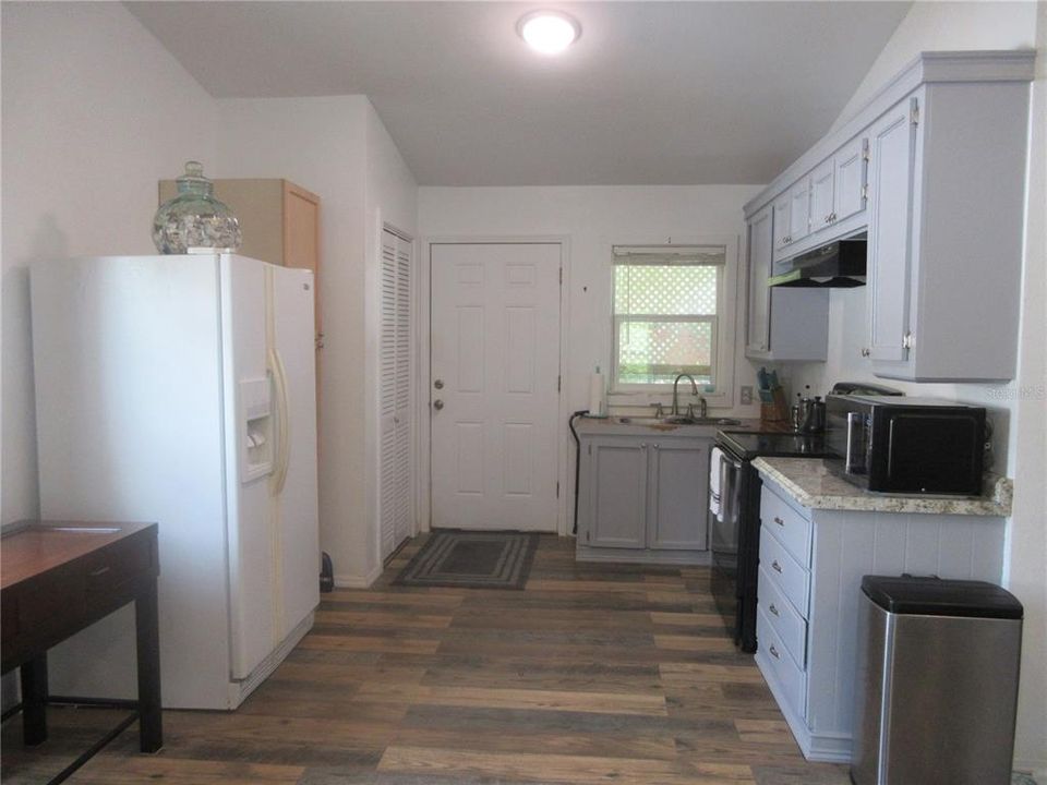 For Sale: $229,000 (2 beds, 1 baths, 960 Square Feet)