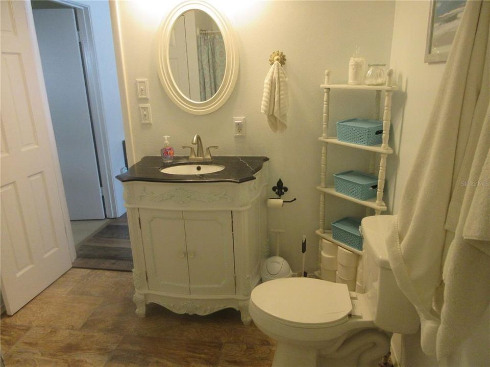 For Sale: $229,000 (2 beds, 1 baths, 960 Square Feet)