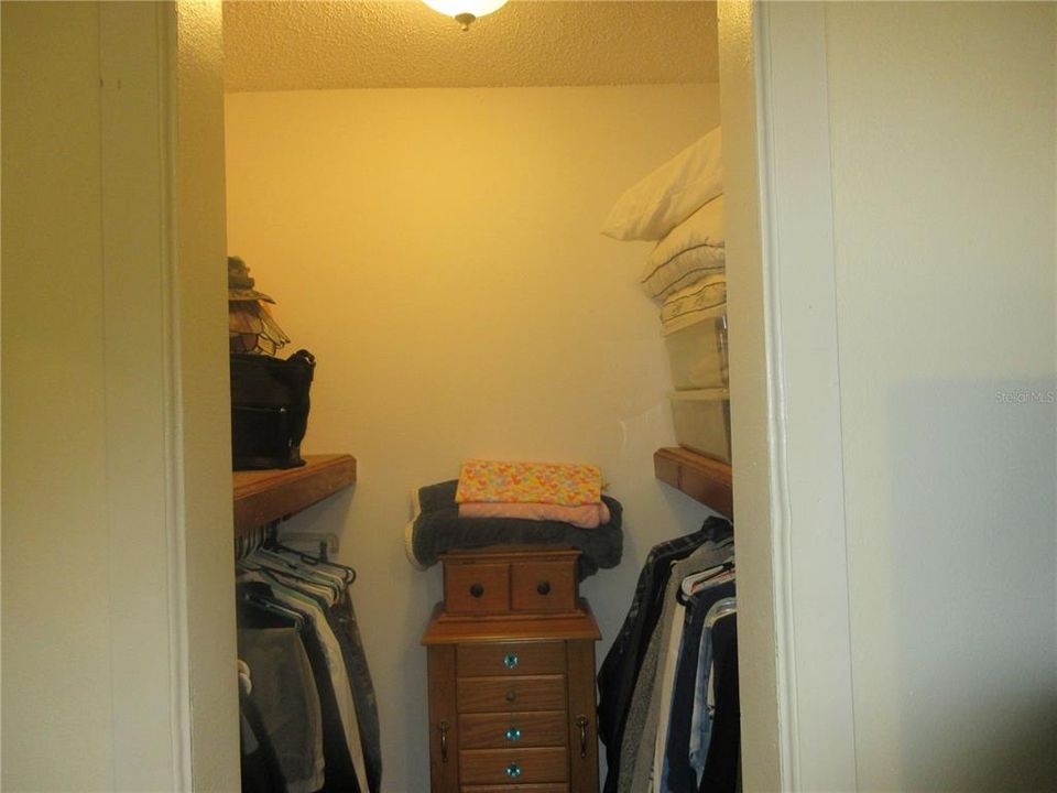 For Sale: $229,000 (2 beds, 1 baths, 960 Square Feet)