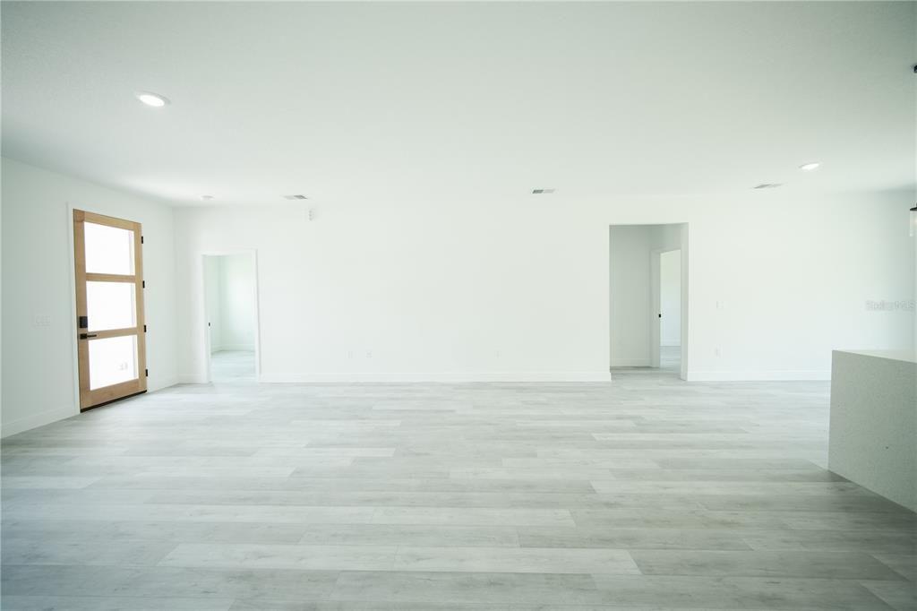 Activo con contrato: $289,000 (4 camas, 2 baños, 1774 Pies cuadrados)