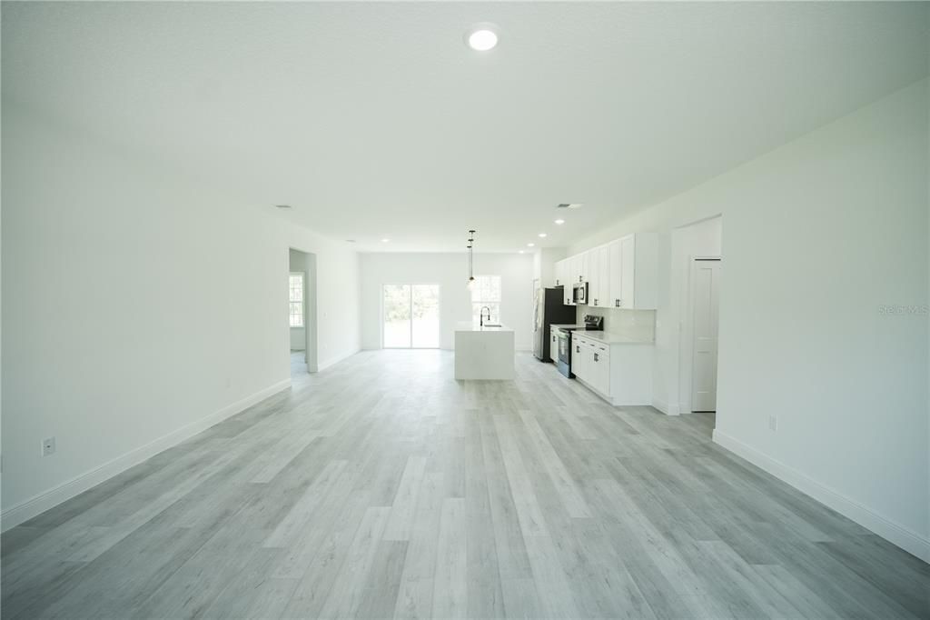 Activo con contrato: $289,000 (4 camas, 2 baños, 1774 Pies cuadrados)