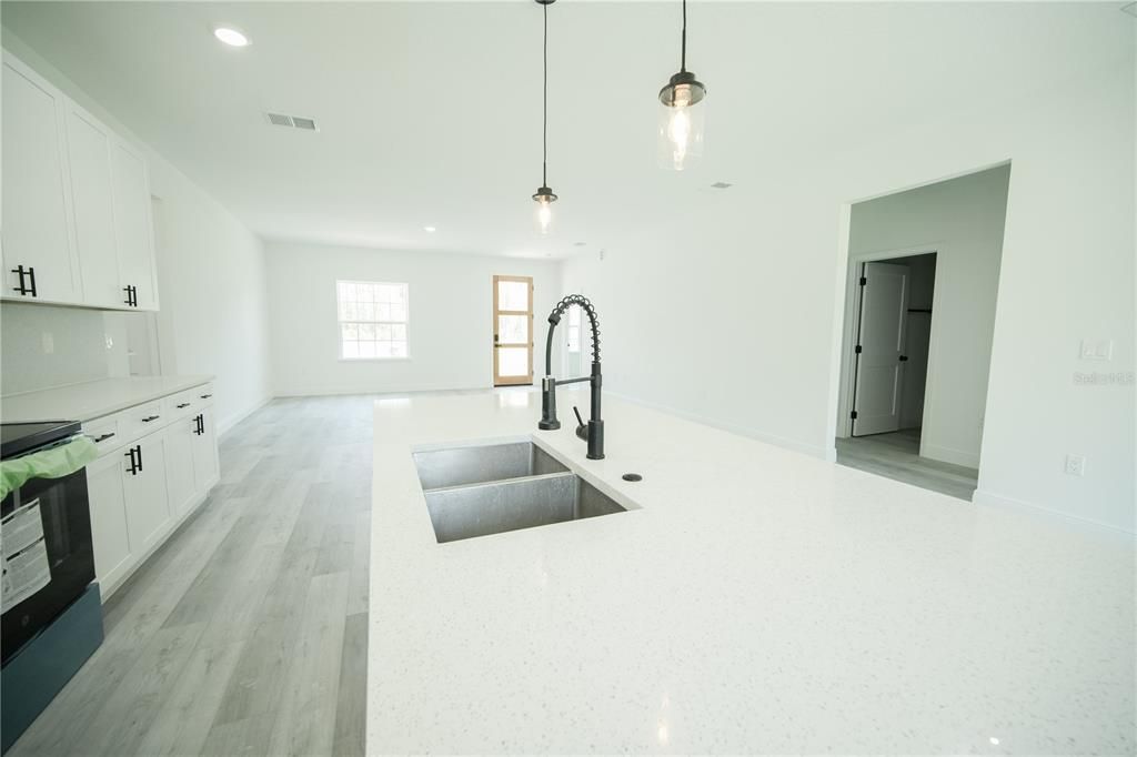 Activo con contrato: $289,000 (4 camas, 2 baños, 1774 Pies cuadrados)