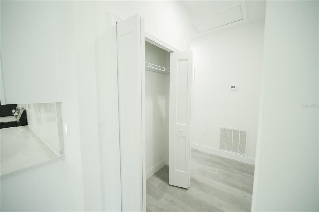 Activo con contrato: $289,000 (4 camas, 2 baños, 1774 Pies cuadrados)