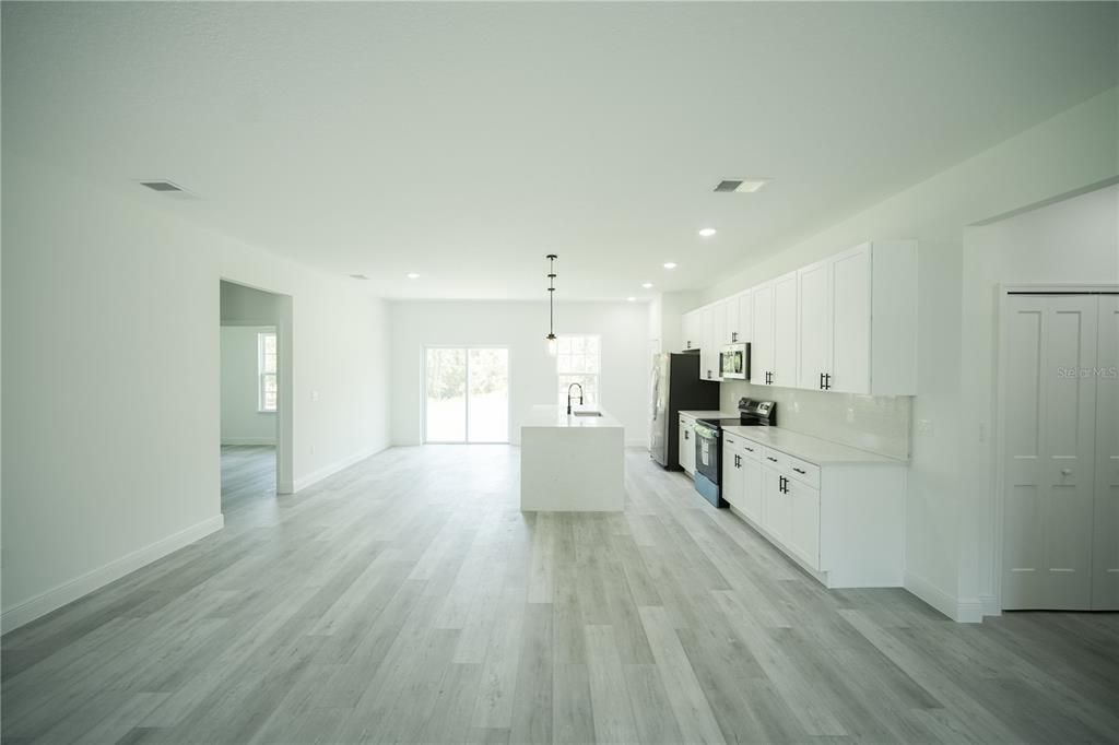 Activo con contrato: $289,000 (4 camas, 2 baños, 1774 Pies cuadrados)
