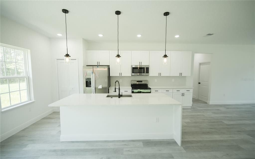Activo con contrato: $289,000 (4 camas, 2 baños, 1774 Pies cuadrados)