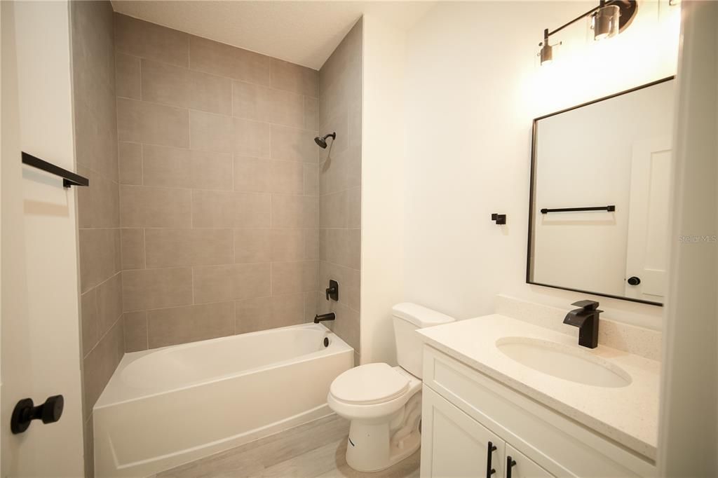 Activo con contrato: $289,000 (4 camas, 2 baños, 1774 Pies cuadrados)